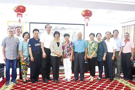 泉州泉台民間交流協會會長傅圓圓率員前往金門縣議會拜會，受到議長洪麗萍、副議長謝東龍與議員的歡迎接待，雙方並合照留念。（莊煥寧攝）