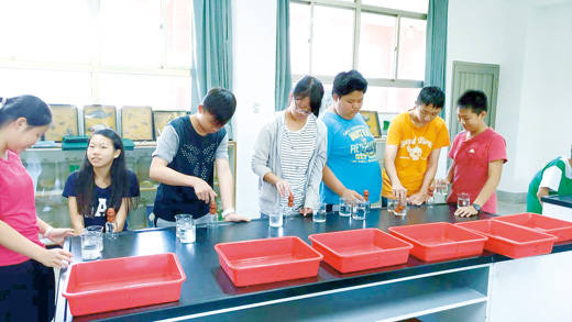 湖中「玩科學我最行」自然科學實驗操作營，讓學生透過實地操作，更理解實驗原理。（金湖國中提供）
