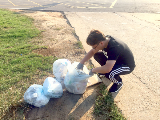 金寧鄉公所清潔隊走入各機關學校、社區分發宣導單加強宣導，檢查民眾排出之垃圾。
（李金鎗攝）
