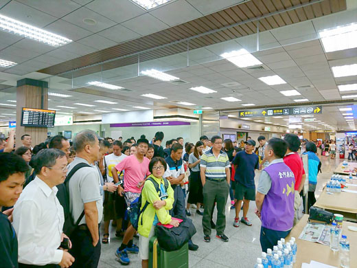 昨天是國慶連假第一天，松山機場返金候補人數眾多，金門縣政府協調航空公司加開航班疏運返鄉鄉親及旅客。（李增汪攝）