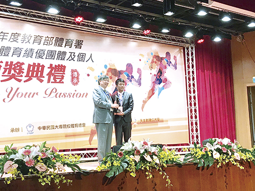 金湖國小獲教育部頒發「體育績優學校獎」，赴台領獎。（金湖國小提供）
