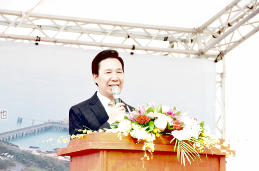 金門縣長陳福海昨在台灣電力公司「金門塔山電廠新設第九、十號機發電工程」舉行動土典禮致詞。（楊水詠攝）