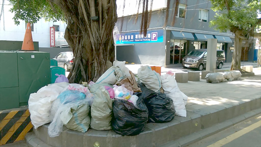 環保局呼籲，垃圾請遵守每天清潔隊清運時間丟棄，勿隨意棄置路邊。
（環保局提供）