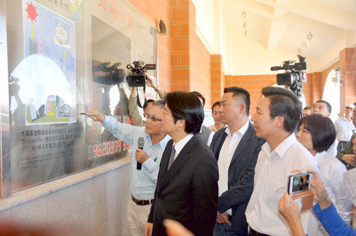 關切金門地區電力建設及整體發展情形,行政院長賴清德昨日一早抵金視察,金門縣長陳福海、縣籍立委楊鎮浯等陪同賴揆一行,全程走完視察金沙太陽光電系統、金沙風力發電站及塔山發電廠的行程。(翁維智攝)