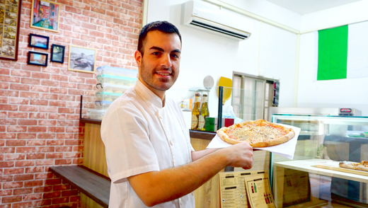 威尼獅披薩可口美味，老闆喬雷（Gioele Milione）歡迎大家的蒞臨。（許峻魁攝）