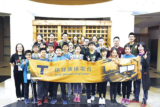 銘傳大學金銘之聲銘聲廣播電台與開瑄國小合作舉辦假日電台營,昨日圓滿落幕,學員們受訓完成也將正式晉升為校內廣播社的「種子成員」。(銘傳大學金門分部提供)