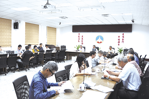 金門縣政府昨日召開推動離島建設條例修正提案工作小組會議,由召集人副縣長吳成典主持。(李增汪攝)