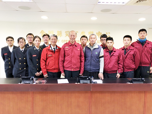 新進消防人員十名昨報到，局長楊肅凱偕同副局長王世祿歡迎大家加入金門消防團隊。（消防局提供）