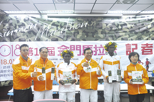 第十一屆金門馬拉松賽記者會昨舉行，副縣長吳成典介紹奪下全馬男、女子組冠軍寶座的好手。（李金鎗攝）