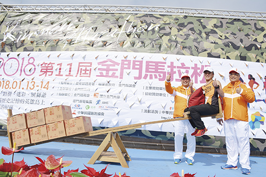 來自台灣桃園的長跑好手周俊吉抱走一百六十八瓶的體重等重高粱酒，開心不已！（楊水詠攝）