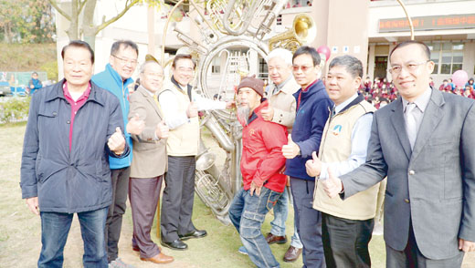 城中裝置藝術品「敲響銅心」昨日揭幕,多位貴賓共同參與。(許峻魁攝)