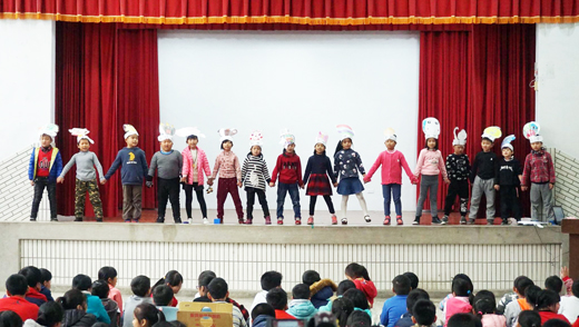 卓環國小舉辦閱讀說故事表演，提供孩子表演舞台。（許加泰攝）