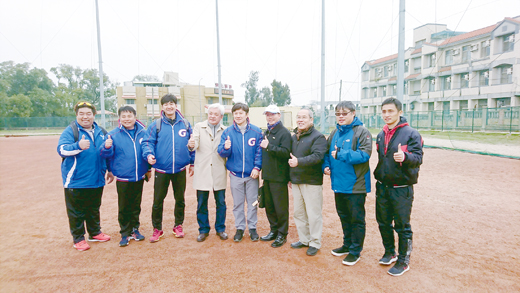 韓國介軍中學代表團前來金門參訪，針對城中的棒球發展進行交流。（李金鎗攝）