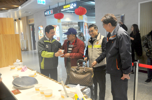熱食暖人　金酒和昇恆昌在機場關心返鄉客。