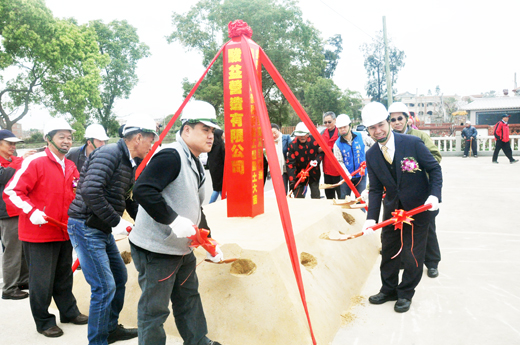 陳縣長主持「金門縣南北山聚落及雙鯉湖周邊環境景觀工程」動土祈福典禮。（李金鎗攝）