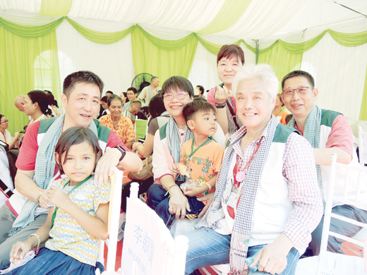 金門家扶中心扶幼委員會由主委李根遠率隊，一行六人隨同台灣家扶基金會前往柬埔寨，探視國外認養兒童，並捐贈物資，將金門的愛心傳播出去。
（金門家扶中心提供）