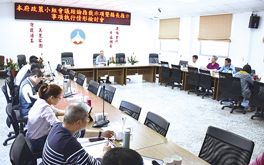 金門縣政府政策小組會議結論指裁示事項暨縣長指示事項執行情形檢討會議昨舉行,由縣府參議翁自保主持。(楊水詠攝)
