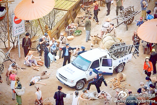 創作者戴翔「清明上河圖‧2013」，反映中國社會矛盾與衝突的價值觀，近日遭移花接木成金門縣警察毆打賣菜翁。（取自網路）