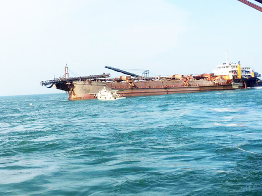 擱淺於金門北碇海域的大陸籍「遠泰789」貨船。（航港局提供）