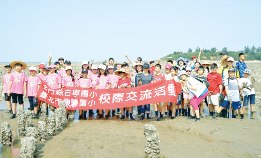 北市泉源國小師生抵金展開三天古寧國小在地自然生態、戰役史蹟、聚落探索等遊學體驗課程。（李金鎗攝）