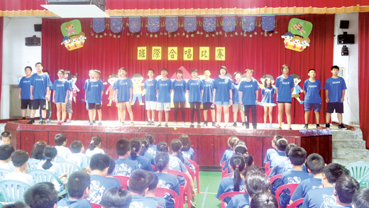 古城國小為配合應屆畢業典禮即將到來，日前在學校活動中心舉辦班際合唱比賽活動。（由古城國小提供）