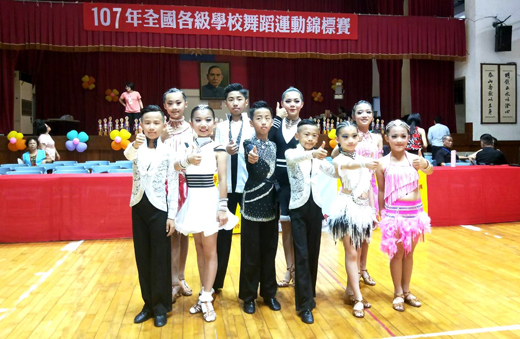 金門縣國標舞蹈代表隊在「107年全國各級學校運動舞蹈大賽」繳出亮麗成績，選手於比賽前合影。
（金門體育會運動舞蹈委員會提供）