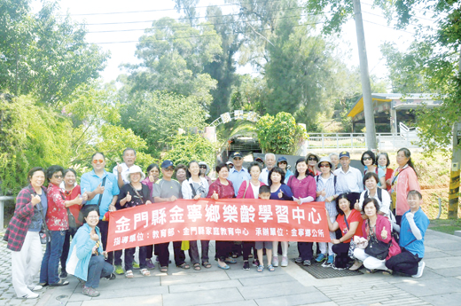 金寧鄉樂齡學習中心結合古寧頭社區辦理樂齡活動,理事長李開陣帶領社區長者出遊。(李金鎗攝)