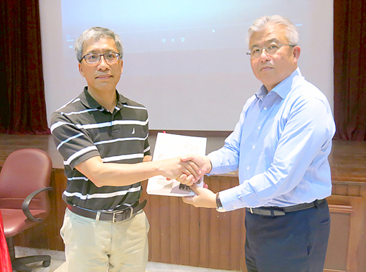 蔡其生主席（右）代表會館接受贈書，左為江柏煒教授。（照片由新加坡金門會館提供）