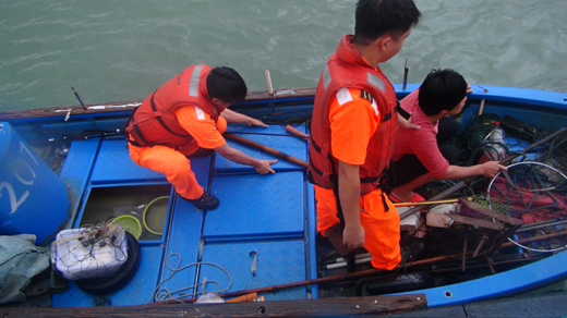 金門海、岸巡隊在金門檳榔嶼海域查獲1名大陸漁民駕無船名漁船非法越界捕魚，登船逮人。（金門岸巡隊提供）