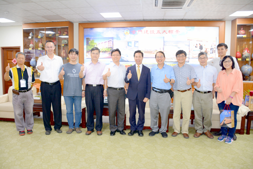 縣長陳福海(左六)與中興大學生科院院長陳全木一行人合影。(楊水詠攝)