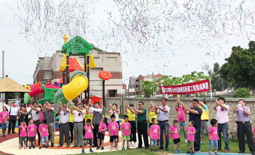 金寧鄉古寧國小幼兒遊樂區新建工程落成典禮昨天舉行,小朋友立刻體驗遊樂趣味。(李金鎗攝)