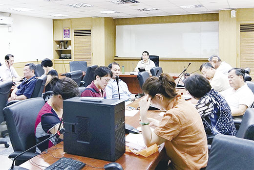 福建省政府召開年中工作檢討會,由秘書長翁明志主持。
(福建省政府提供)