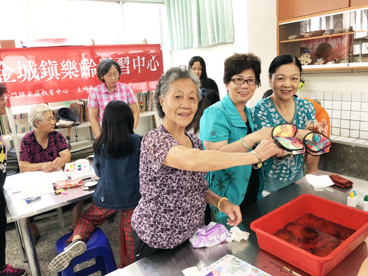樂齡浮水畫課程,學員開心展示自己的成品。(金城樂齡提供)