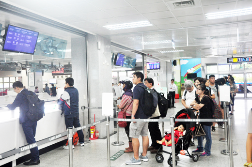 受瑪莉亞颱風來襲影響，台金空中交通下午二時後恢復航行，搭機旅客劃位完票。（李金鎗攝）