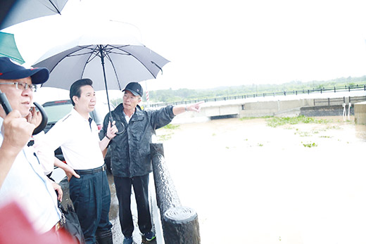 昨日金門地區下起豪雨，縣長陳福海視察金沙二橋是否有淹水災情，經過暴雨考驗，並無淹水狀況。（薛子軒提供）