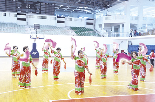 金門體育會昨日舉行107年運動i台灣「國民體育日社區嘉年華」活動，除了有六支隊伍參與表演外，也有九支社區隊伍投入趣味競賽，達到「樂在運動，活得健康」的目的。（李增汪攝）