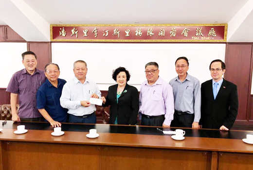 潘斯里陳開蓉（右4）將捐款支票交予雪蘭莪金門會館主席呂清便（左3）。（金門大學提供）