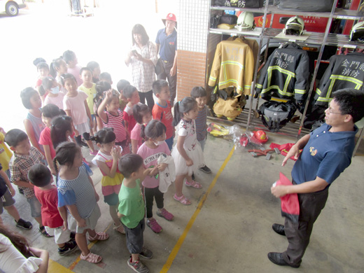 康禾補習班學童參訪金城消防分隊，認識消防員辛勞。
（金城消防分隊提供）
