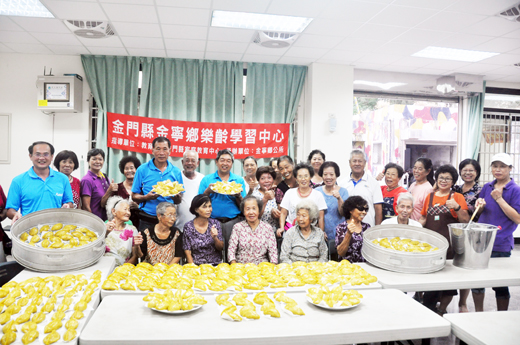 金寧鄉樂齡學習中心在古寧村執行點辦理古早味菜包粿製作活動。(李金鎗攝)