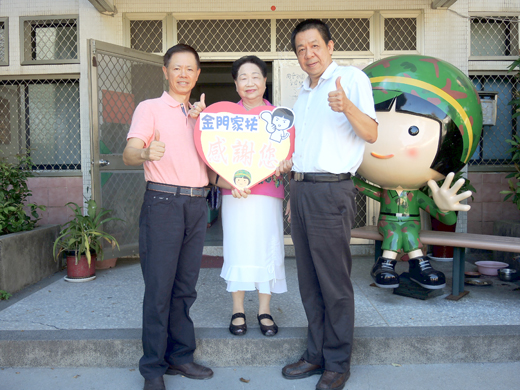 楊碧峰（左）偕母捐贈善款至家扶中心，由主任李桂平代表接受，希望能有更多人幫助金門的弱勢家庭。（家扶中心提供）