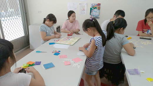 家扶中心烈嶼工作站咕咕班開課，小朋友在據點自由創作及玩桌遊。（許加泰攝）
