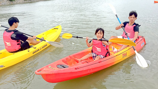 銘傳金門分部舉辦「水域活動體驗營」，與會學子實際體驗，享受在海上划槳等水上運動的樂趣。（陳麗妤攝）