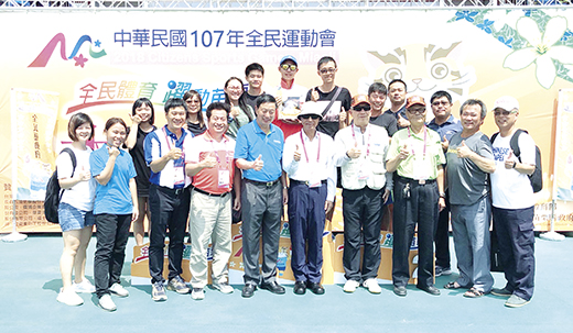 羅傑（後排中）參加全民運木球男子個人球道賽，贏得金牌。（董燊提供）