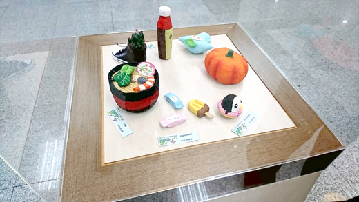 金城國中學生的紙漿藝術展於尚義機場展出，將日常中接觸到的諸多物事以紙漿藝術重現，是可愛又富想像力的作品。（城中提供）