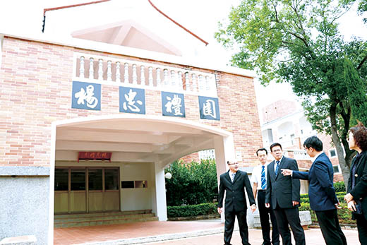 金大校長陳建民（右三）了解金大將校園內楊忠禮園改建成為紀念館的進展。（許加泰攝）