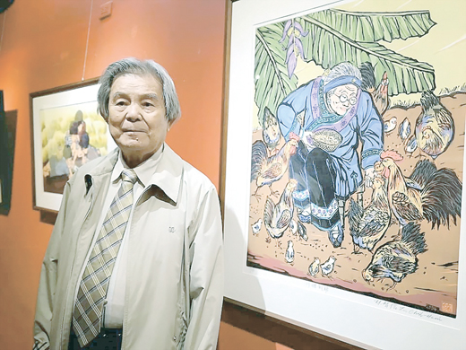 林智信將其版畫作品《阿嬤飼雞》贈與金門縣文化局收藏。（詹宗翰攝）