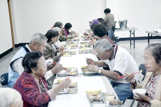 古寧頭社區照顧關懷據點試辦銀髮族共餐活動，社區長者一起共餐。（李金鎗攝）