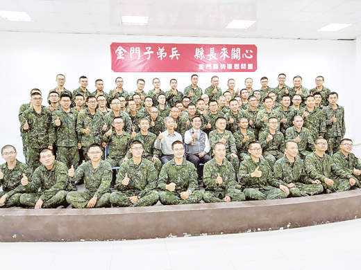 副縣長吳成典昨日中午代表縣長陳福海赴幹訓班慰問197位軍事訓練役男。（陳冠霖攝）