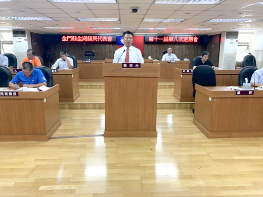 第11屆金湖鎮民代表會召開第8次定期會，昨日由金湖鎮長蔡西湖進行施政報告。（陳冠霖攝）