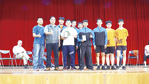 中小學羽球錦標賽，團體組高中男生組合影。（許峻魁攝）